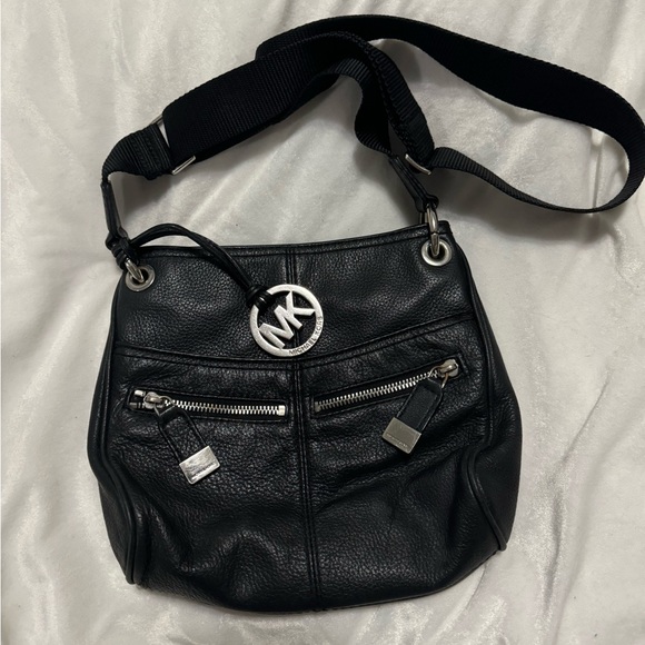 ⭐️ EUC Michael Kors crossbody - Picture 1 of 6